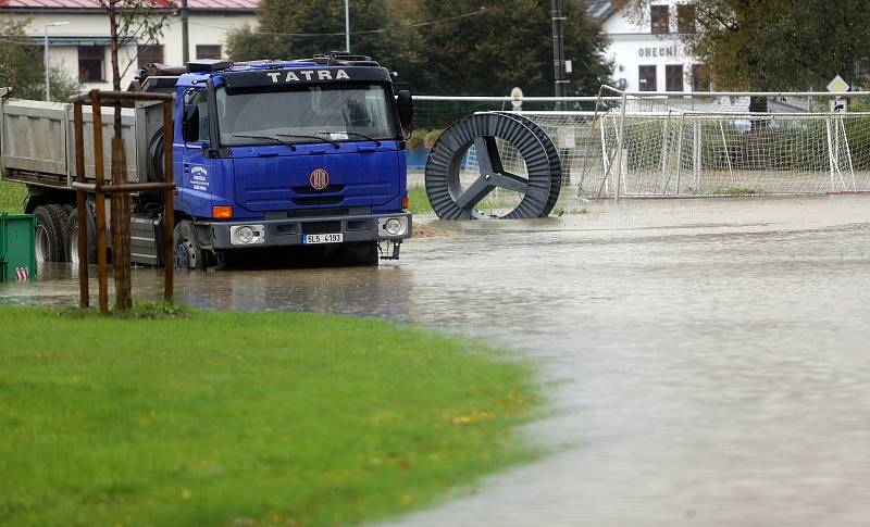 Řeka Bečva zaplavila část obce Ústí na Hranicku 14.10.2020.