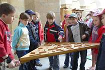 Dřevařskou výstavu si oblíbily hlavně děti z místních základních škol. Výrobky studentů používaly ke svým hrátkám.