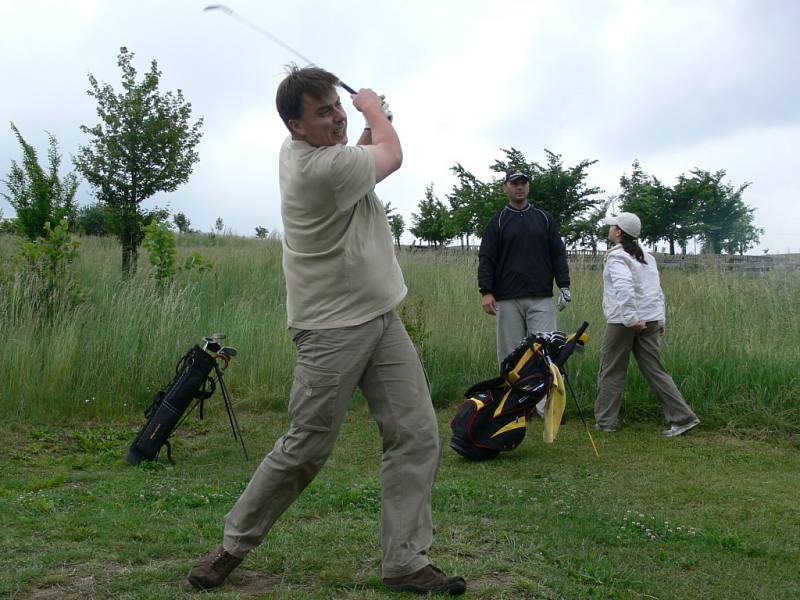 Golfové hřiště v Radíkově patřilo v neděli veřejnosti. Zájemci si zde mohli zdarma vyzkoušet golfový švih a odpaly pod vedením místních hráčů.