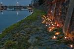 40 svíček za 40 tun otrávených ryb se v neděli 20. prosince rozzářilo na nábřeží řeky Bečvy v Hranicích.