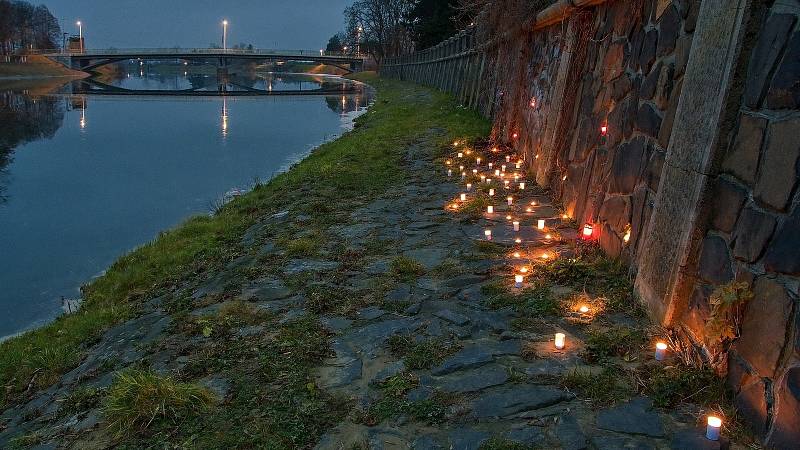 40 svíček za 40 tun otrávených ryb se v neděli 20. prosince rozzářilo na nábřeží řeky Bečvy v Hranicích.