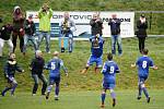 Fotbalisté Tatranu Všechovice (v modrém) na penalty ovládli derby v Opatovicích. Adam Hrdlička slaví vyrovnání.