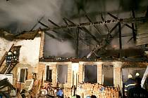 K požáru hospodářského stavení v obci Polom vyjížděli v úterý kolem půl třetí ráno jednotky hasičů z Hranic a okolí. Oheň zachvátil střešní konstrukci nad hospodářskou částí budovy a prohořel i do obytné. 