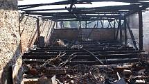 K požáru hospodářského stavení v obci Polom vyjížděli v úterý kolem půl třetí ráno jednotky hasičů z Hranic a okolí. Oheň zachvátil střešní konstrukci nad hospodářskou částí budovy a prohořel i do obytné. 