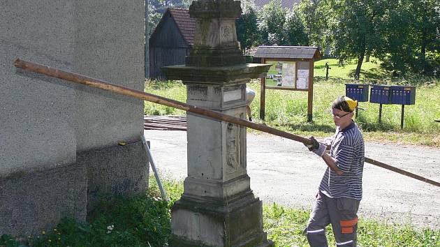 Oprava kostela na návsi ve Středolesí bude probíhat přibližně do konce září. 