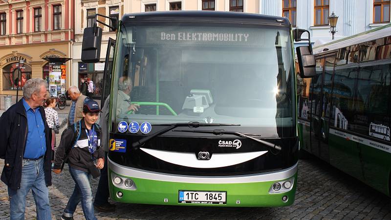 Představení šesti nových elektrobusů na Masarykově náměstí v Hranicích