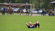 Strhující derby olomouckého krajského přeboru mezi fotbalisty Ústí (ve žlutém) a FC Želatovice.