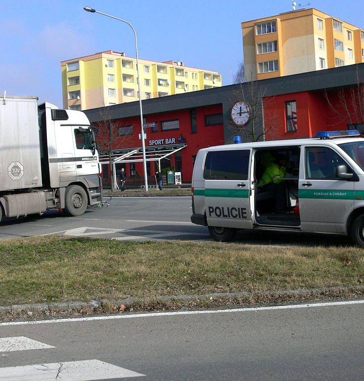 Čtvrteční dopravní nehoda na třídě 1. máje v Hranicích, při které došlo ke srážce kamionu s cyklistou. 