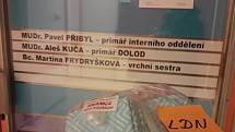 Tým dobrovolnic z Hranice pod rouškou vyrábí roušky v jednom bytě na Galašově ulici v Hranicích.