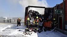 Hořící kamion s textilem museli pacifikovat na dálnici D1 před Hranicemi ve směru na Ostravu. 12.4. 2022