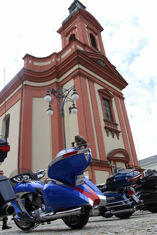 Motorkáři se v Hranicích pomodlili za mrtvé kamarády a zahájili letošní sezonu.