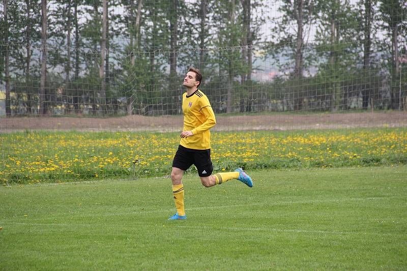 Strhující derby olomouckého krajského přeboru mezi fotbalisty Ústí (ve žlutém) a FC Želatovice. Petr Holoubek okamžitě srovnal