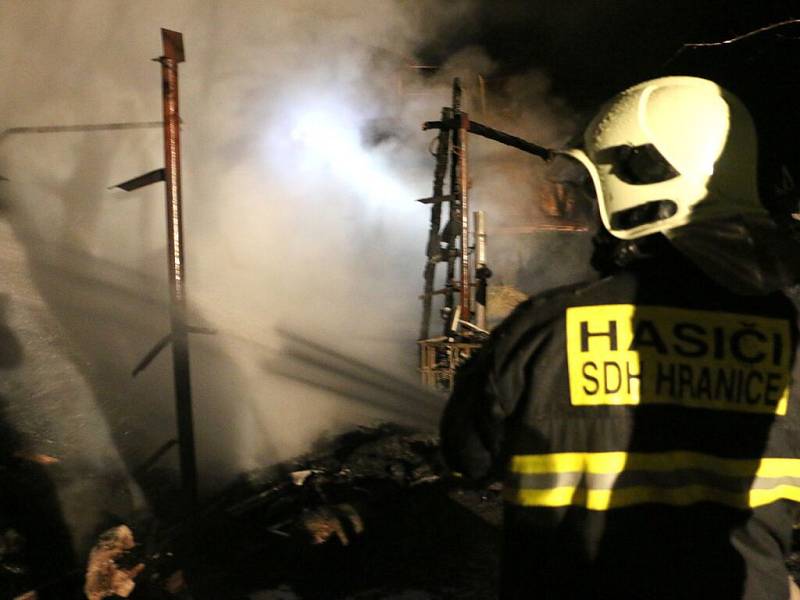 Hasiči zasahují u požáru statku v Miloticích nad Beččvou