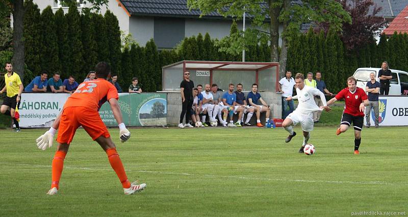 Fotbalisté Tatranu Všechovice (v bílém) v domácím prostředí rozdrtili 6:1 Kralice na Hané. Foto: Pavel Hrdlička