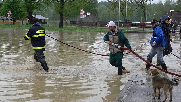 V obci Ústí mají na návsi stále ještě obrovské jezero. 