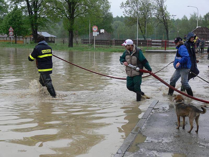 V obci Ústí mají na návsi stále ještě obrovské jezero. 