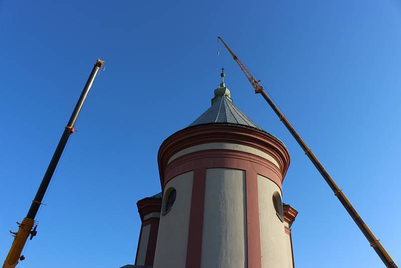 Přípravy na sundání poškozené věžičky na kostele Stětí svatého Jana Křtitele na Masarykově náměstí v Hranicích. 16. dubna 2019