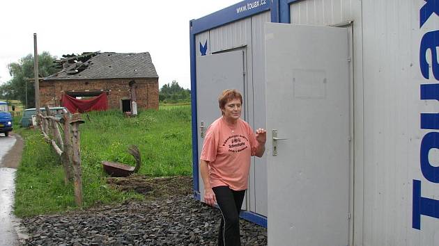 Jana Humplíková z Polomi si v pátek 10. července do svého provizorního bydliště stěhovala první věci. V jejím domě byl při povodních metr vody a dodnes se v něm kvůli vlhkosti nedá spát.