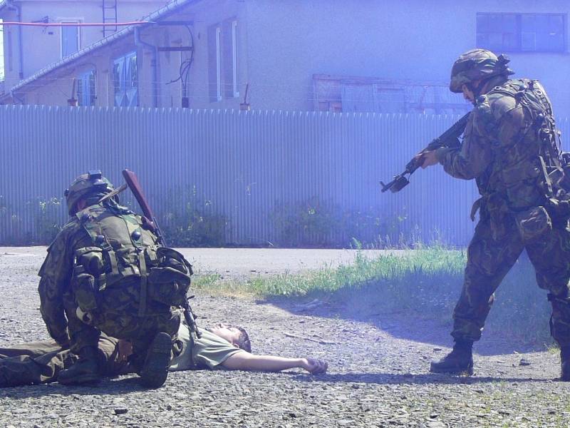 Ohlušující střelba zněla kasárnami Jaslo v Hranicích. Jako místo svého výcviku si tento opuštěný areál vybrala rota ochrany Sil rychlé reakce NATO tvořená příslušníky hranické posádky. Ta během cvičení využila i moderní laserové techniky. 