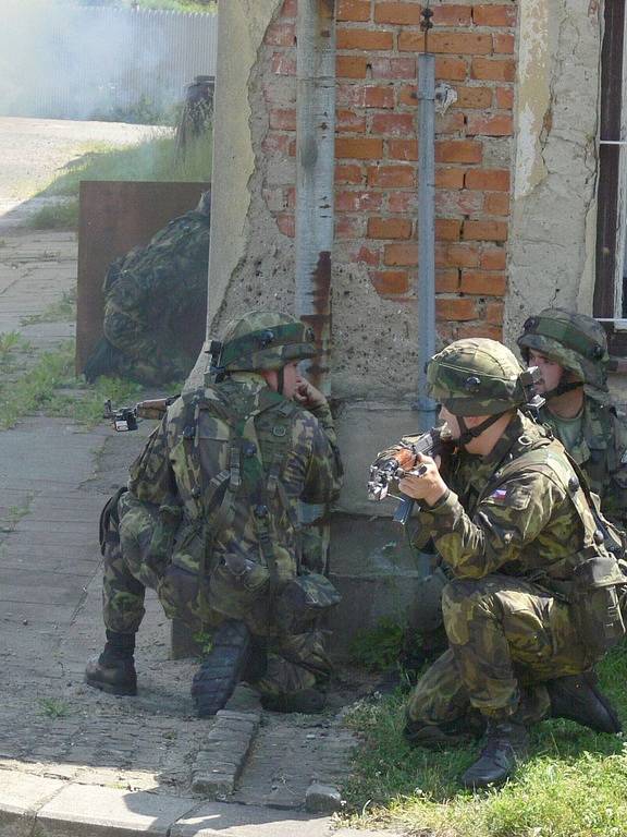 Ohlušující střelba zněla kasárnami Jaslo v Hranicích. Jako místo svého výcviku si tento opuštěný areál vybrala rota ochrany Sil rychlé reakce NATO tvořená příslušníky hranické posádky. Ta během cvičení využila i moderní laserové techniky. 