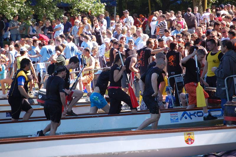 V Přerově na Laguně o víkendu probíhal 5. ročník závodu dračích lodí.