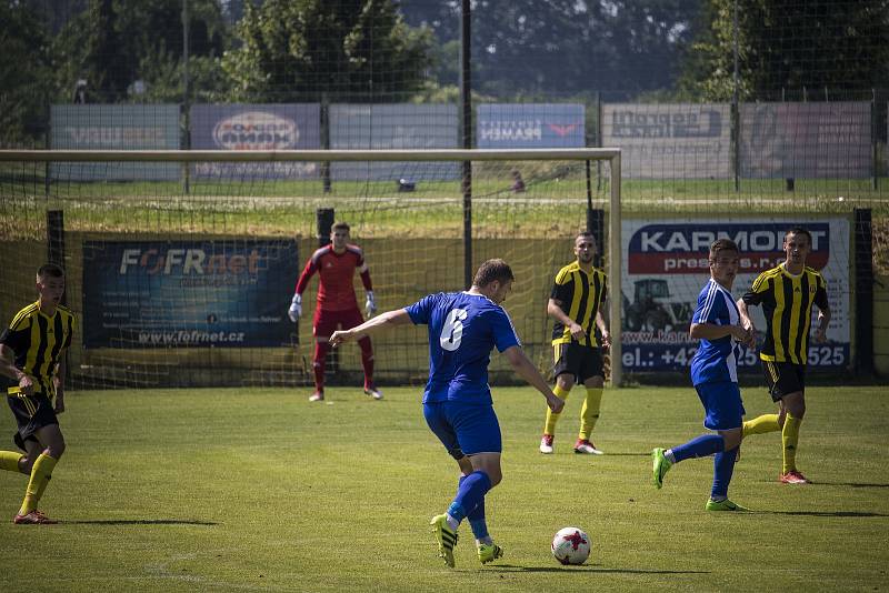 Fotbalisté Nových Sadů (ve žluto-černém) porazili Hranice 3:0.