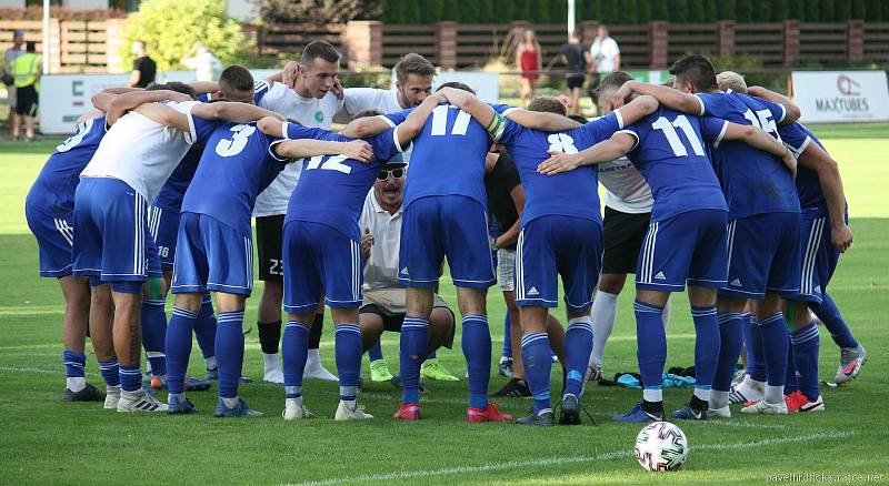 Fotbalisté Všechovic (v modrém) porazili Nové Sady 1:0.