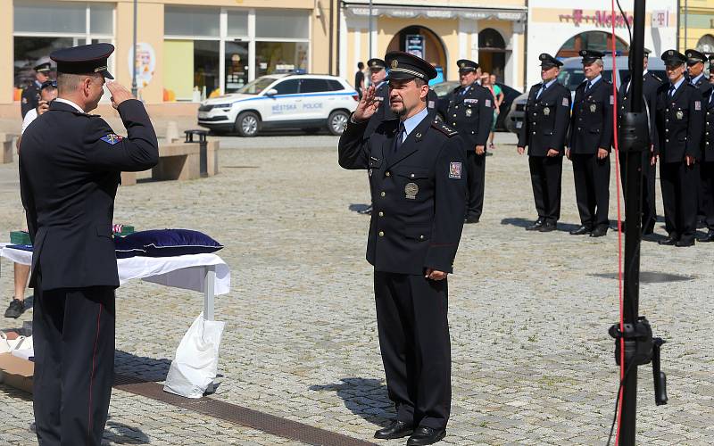 Medailemi policejního prezidenta a ředitele policie Olomouckého kraje na náměstí v Hranicích slavnostně ocenili policisty územního odboru Přerov, hranické strážníky a také osobnosti mimo policejní oddělení