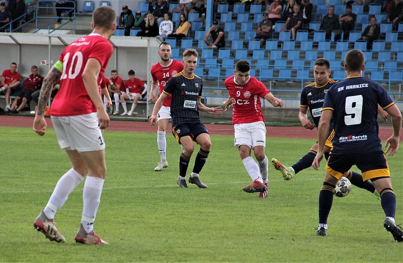 Utkání MSFL mezi SK Hranice (v modrém) a ĆSK Uherský Brod (2:1).