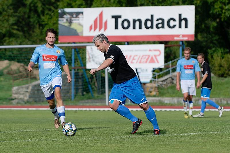 Fotbalisté SK Hranice (v modrém) proti 1. FCV Přerov.