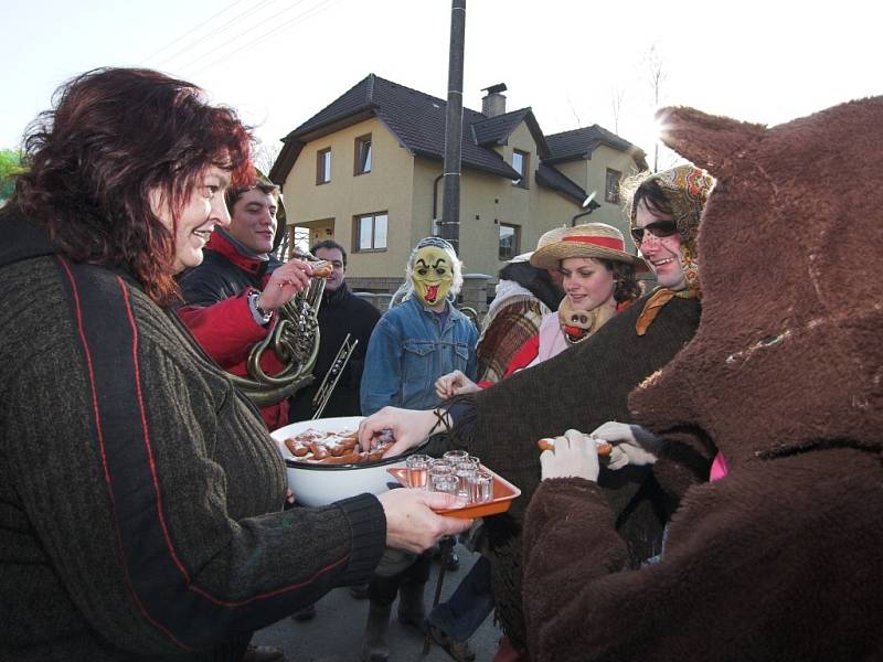 Průvod masek vyrazil v sobotu po domech v obci Ústí.