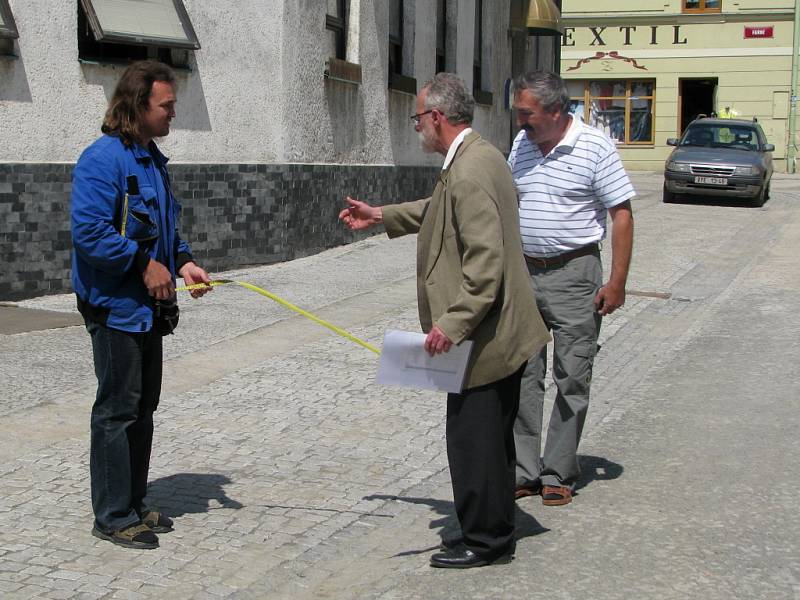 Ve Svatoplukově ulici v Hranicích si dali v pondělí dopoledne schůzku jeden z tamních obchodníků a starosta města Miroslav Wildner. Polemizovali o kovovém sloupku. Podnikatel Rudolf Koláček žádal jeho odstranění, neboť prý neúměrně zužuje vozovku.