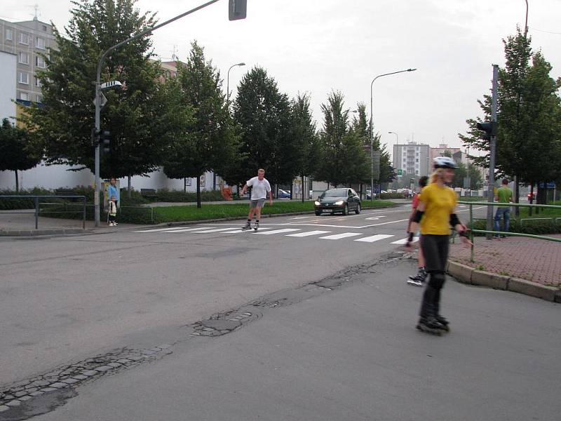 Společnou vyjížďku na kolečkových bruslích zorganizoval v poslední den školního roku pro malé i velké zájemce Dům dětí a mládeže.