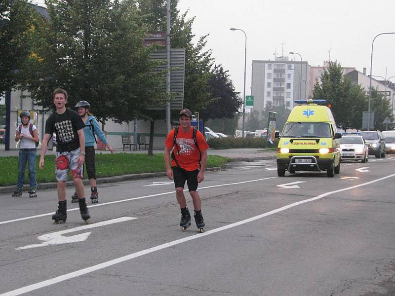 Společnou vyjížďku na kolečkových bruslích zorganizoval v poslední den školního roku pro malé i velké zájemce Dům dětí a mládeže.