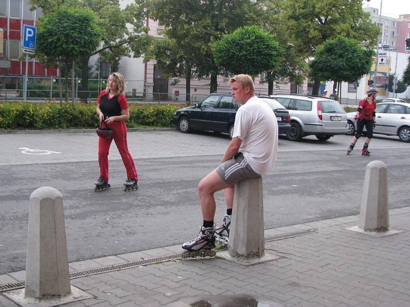 Společnou vyjížďku na kolečkových bruslích zorganizoval v poslední den školního roku pro malé i velké zájemce Dům dětí a mládeže.