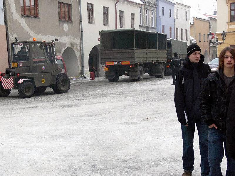 Vojáci přivezli do centra Hranic pódium. V pátek před ním budou mít slavnostní nástup