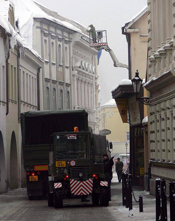 Vojáci přivezli do centra Hranic pódium. V pátek před ním budou mít slavnostní nástup