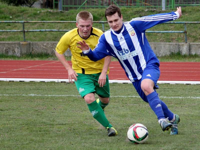 Fotbalisté Hranic (v pruhovaném) proti Rýmařovu