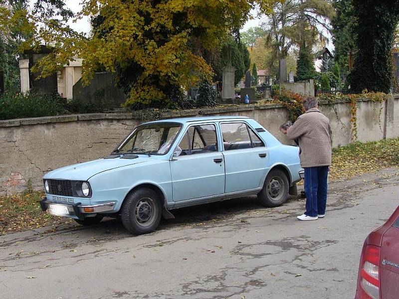 Komplikovaná dopravní situace u hřbitova. Řidiči nemají kde parkovat.