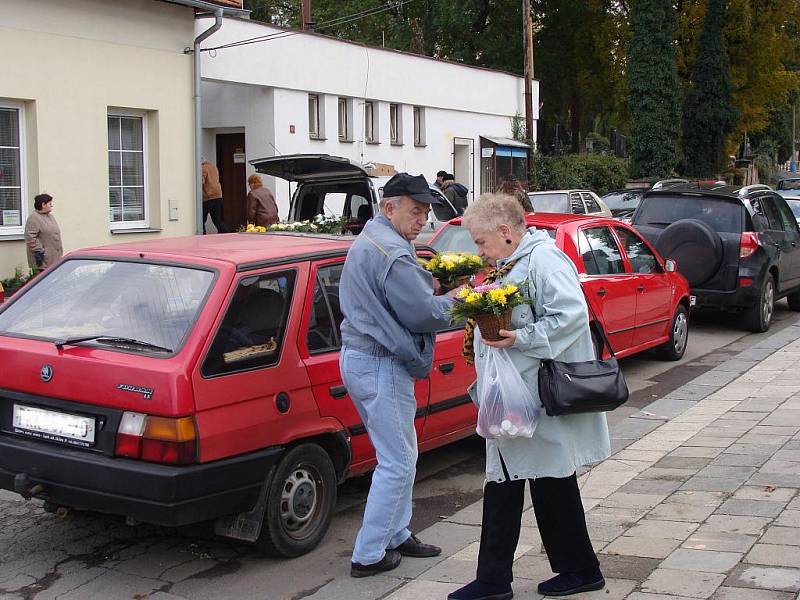 Komplikovaná dopravní situace u hřbitova. Řidiči nemají kde parkovat.