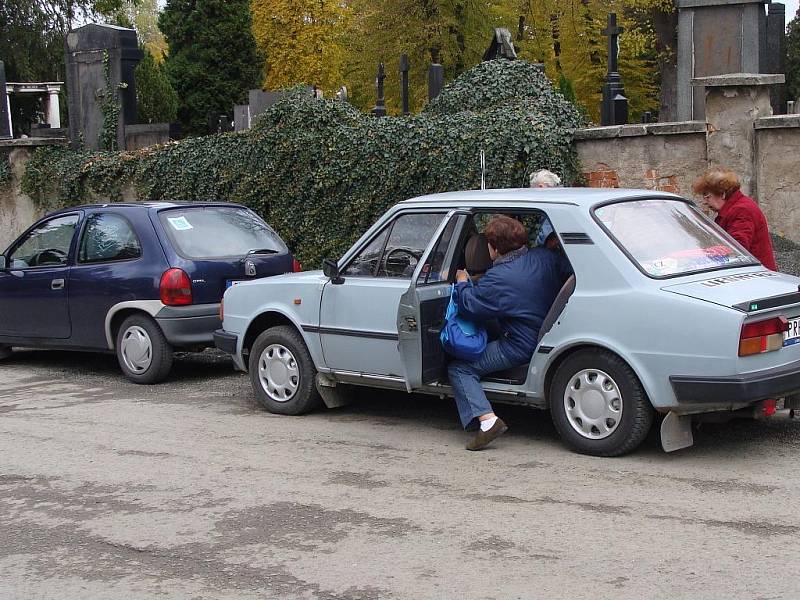 Komplikovaná dopravní situace u hřbitova. Řidiči nemají kde parkovat.