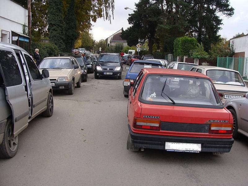 Komplikovaná dopravní situace u hřbitova. Řidiči nemají kde parkovat.