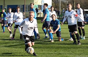 Fotbalisté Všechovic (v modrém) proti SK Jiskra Rýmařov v 17. kole divize E (2:1).