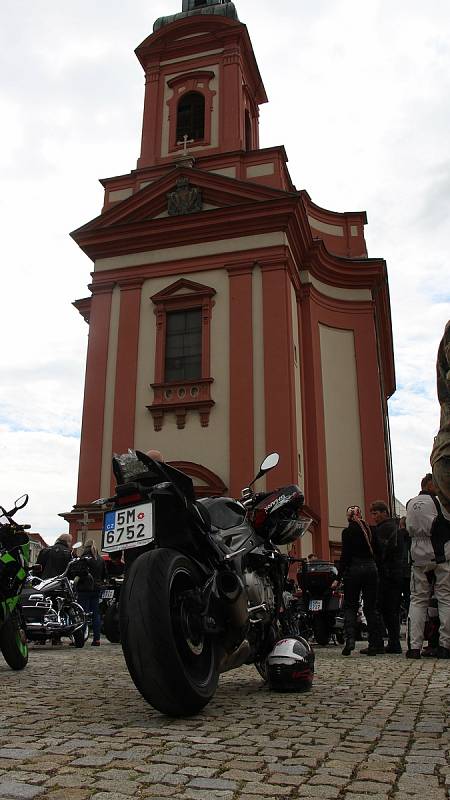 Motorkáři se v Hranicích pomodlili za mrtvé kamarády a zahájili letošní sezonu.