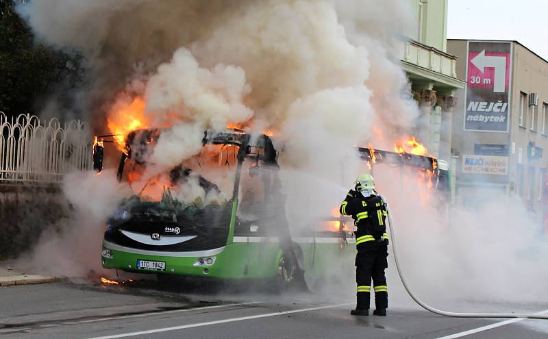 V neděli 10. června kolem 19.15 hodin hořel na třídě 1. máje  v Hranicích elektrobus městské hromadné dopravy