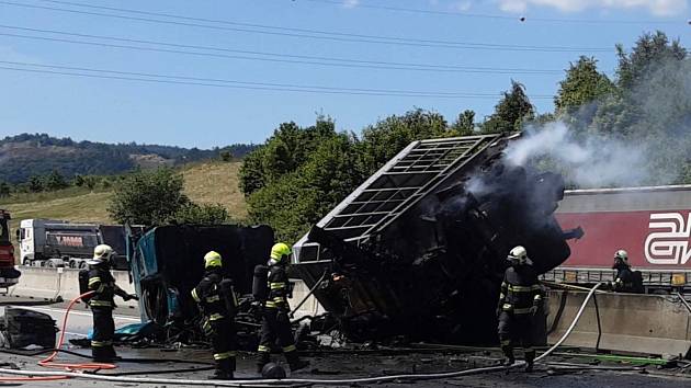Nehoda kamionu ochromila ve středu odpoledne provoz na dálnici D1 mezi Olomoucí a Ostravou, a to v úseku poblíž Hranic.