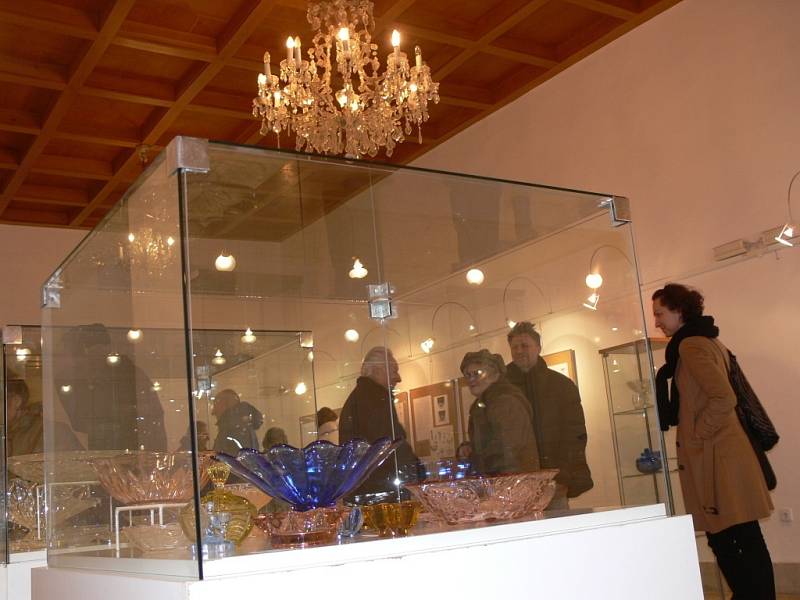 Expozice „Rosické sklo“ ve Výstavní síni Staré radnice v Hranicích