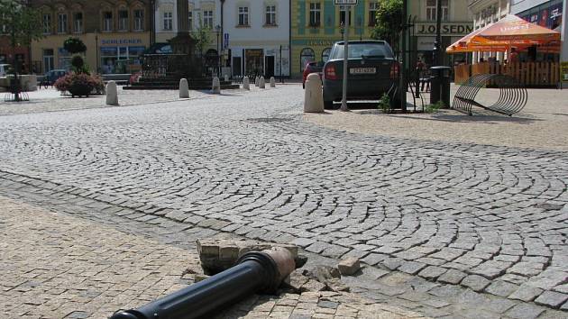 Vyvrácený patník na hranickém Masarykově náměstí.