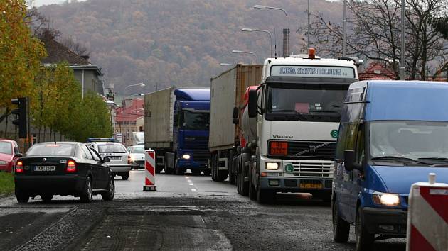 Dopravu v Hranicích na třídě Československé armády řídí semafor.