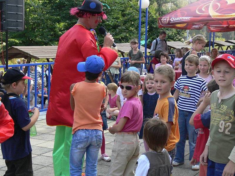 Den srdce v Lázních Teplice nad Bečvou přinesl bohatý program. Na terase lázeňského sanatoria Bečva se představila country skupina Šviháci, revivalová skupina ABBA Radka Kňury, taneční skupina Oldies a klaun Hopsalín.